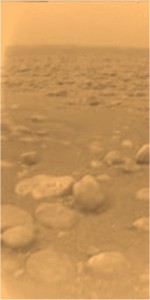 Foto da superfície de Titã obtida pela sonda Huygens
