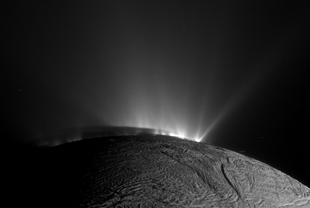 Géiseres e Plumas de Encélado